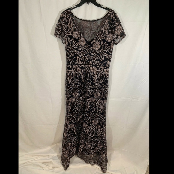 NEW JS Collections Embroidered Trumpet Gown‎ in Black/Pink [SZ 12 ] - Picture 5 of 8